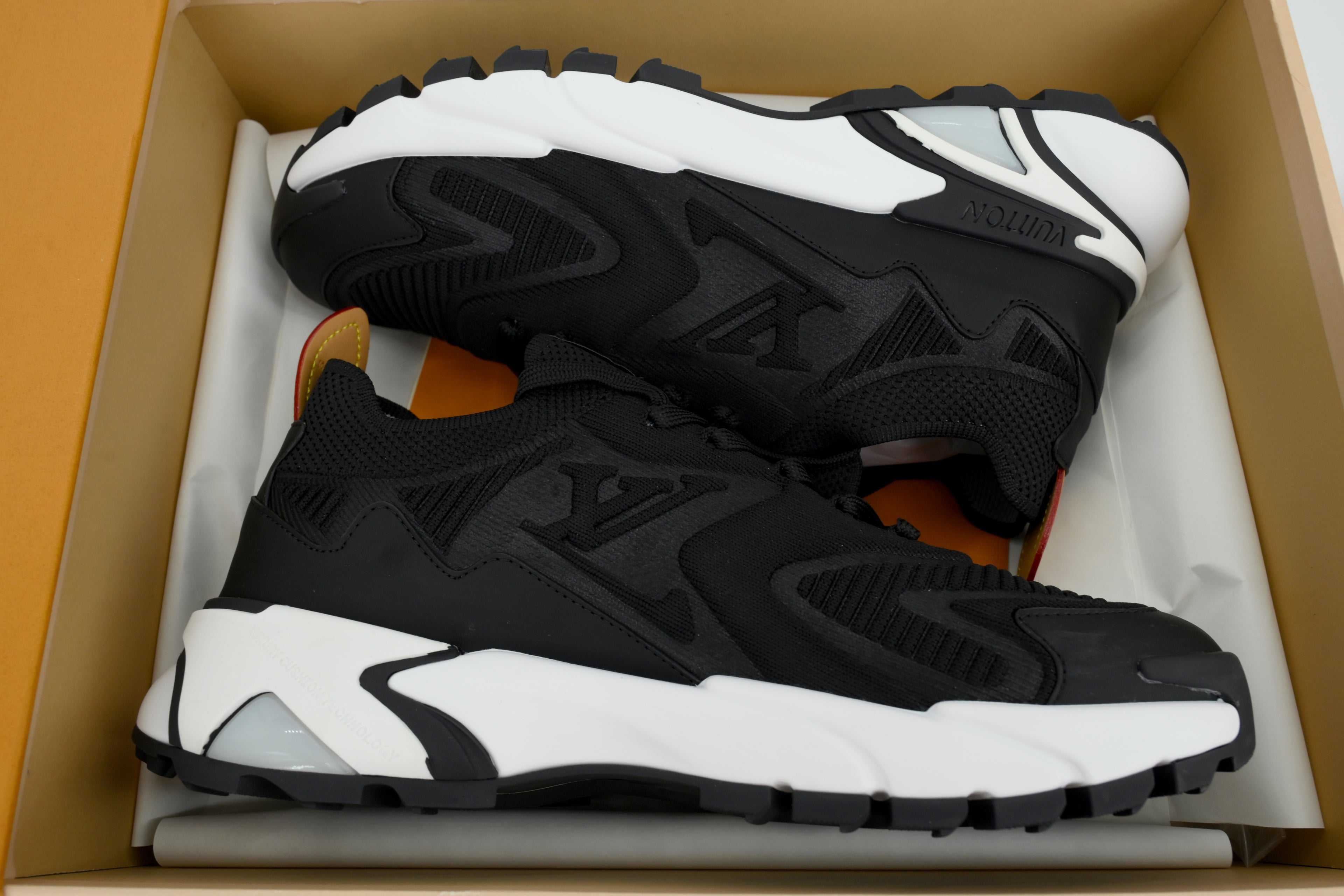 'Louis V' Style Trainer